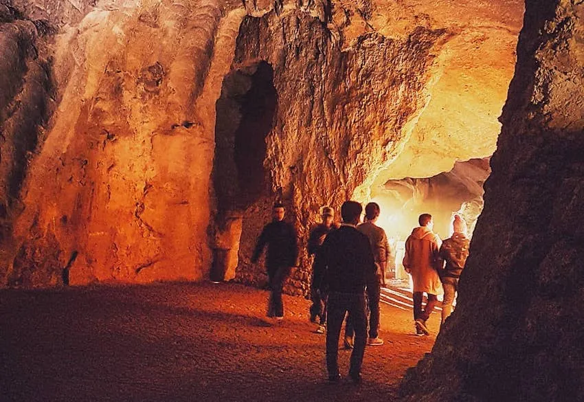À l'intérieur des grottes d'Hercule
