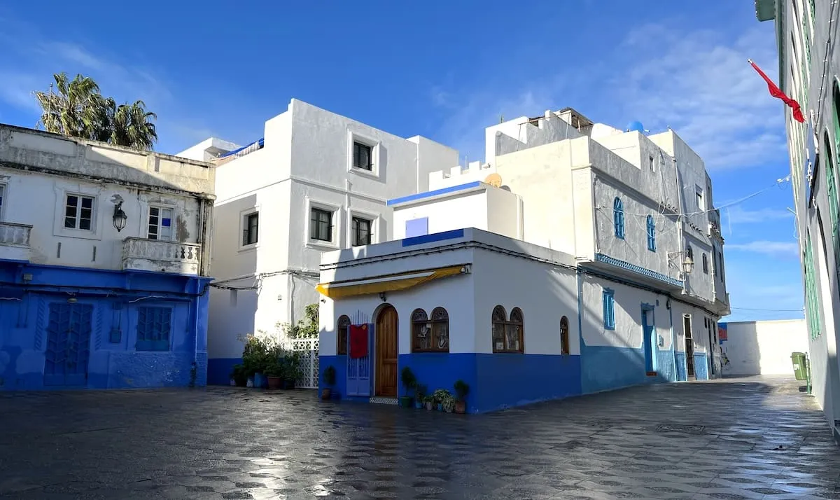 maisons blanches et bleues au coeur de la médina de Asilah